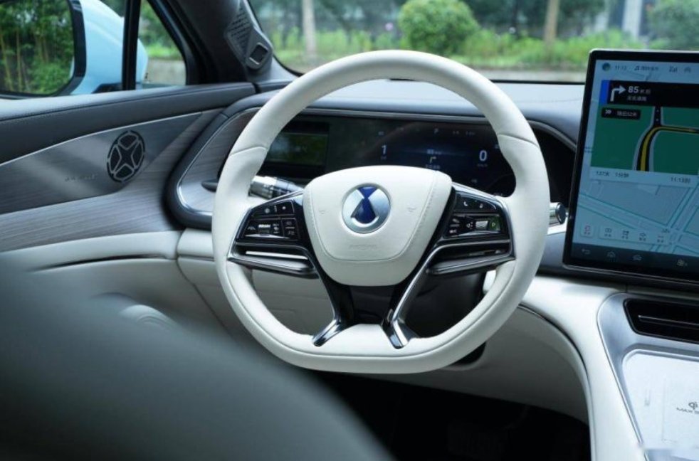 网传腾势销售要求试驾用户双手离开方向盘，智驾失误导致车辆追尾