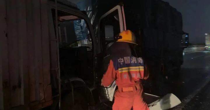 贵阳一货车追尾司机被困，消防紧急救援