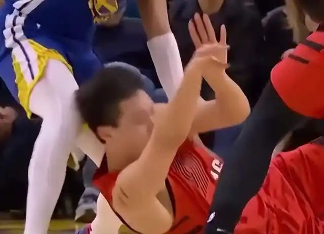 杨瀚森比赛中后脑被撞,一度离开赛场接受检查,本人赛后发文报平安