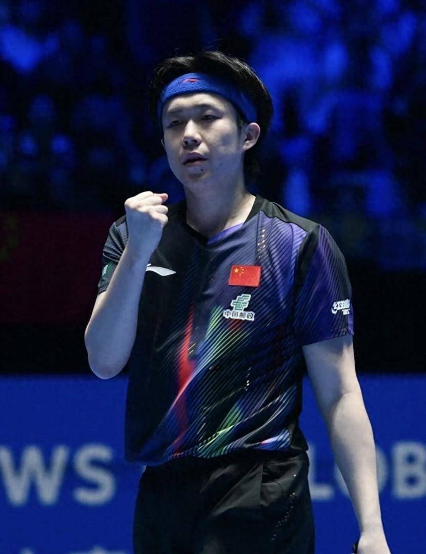 王楚钦带伤作战,1-2落后连扳三局逆转张本智和,赢球后手指教练王皓,全场泪目