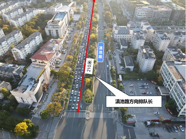 注意注意~这个路口的进口车道数增加了