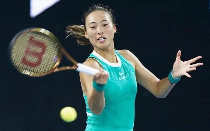 郑钦文、王欣瑜多哈站首轮比赛时间确定，1号看台赛场冷门迭出，郑钦文需要注意