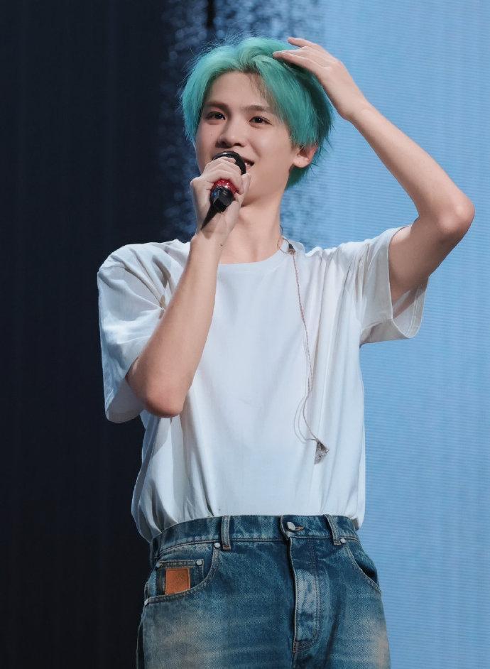 黄明昊上海演唱会惊现马思纯!银幕母子跨界双人舞炸翻星海