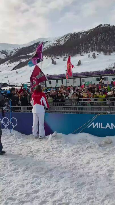 观众即将被清场，谷爱凌中断采访去跟粉丝打招呼