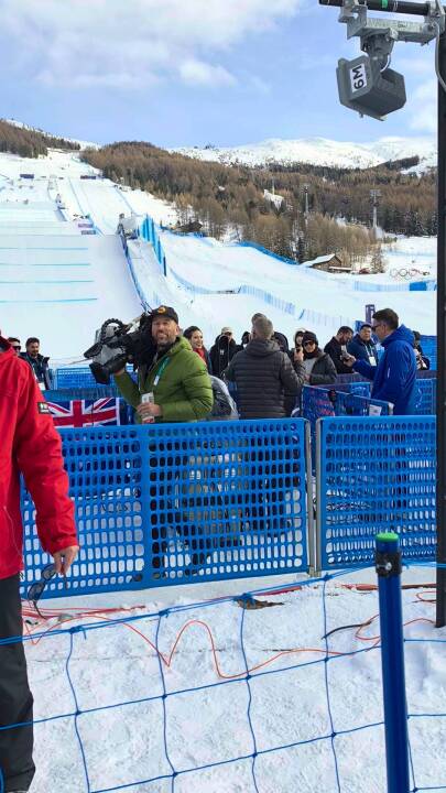 谷爱凌在接受采访，与场外雪迷互动