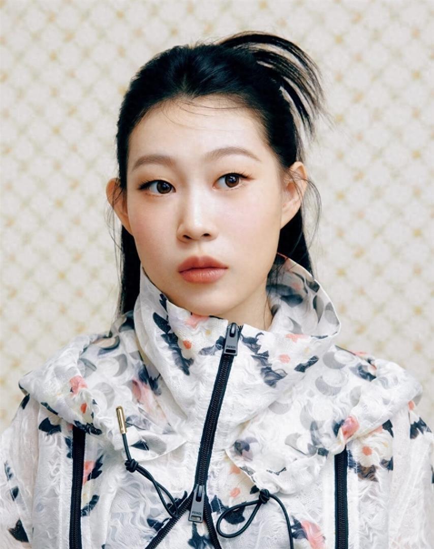 沈佳润第三次拍杂志曝光!卸掉万元浓妆,单眼皮女孩被赞“赢麻了”