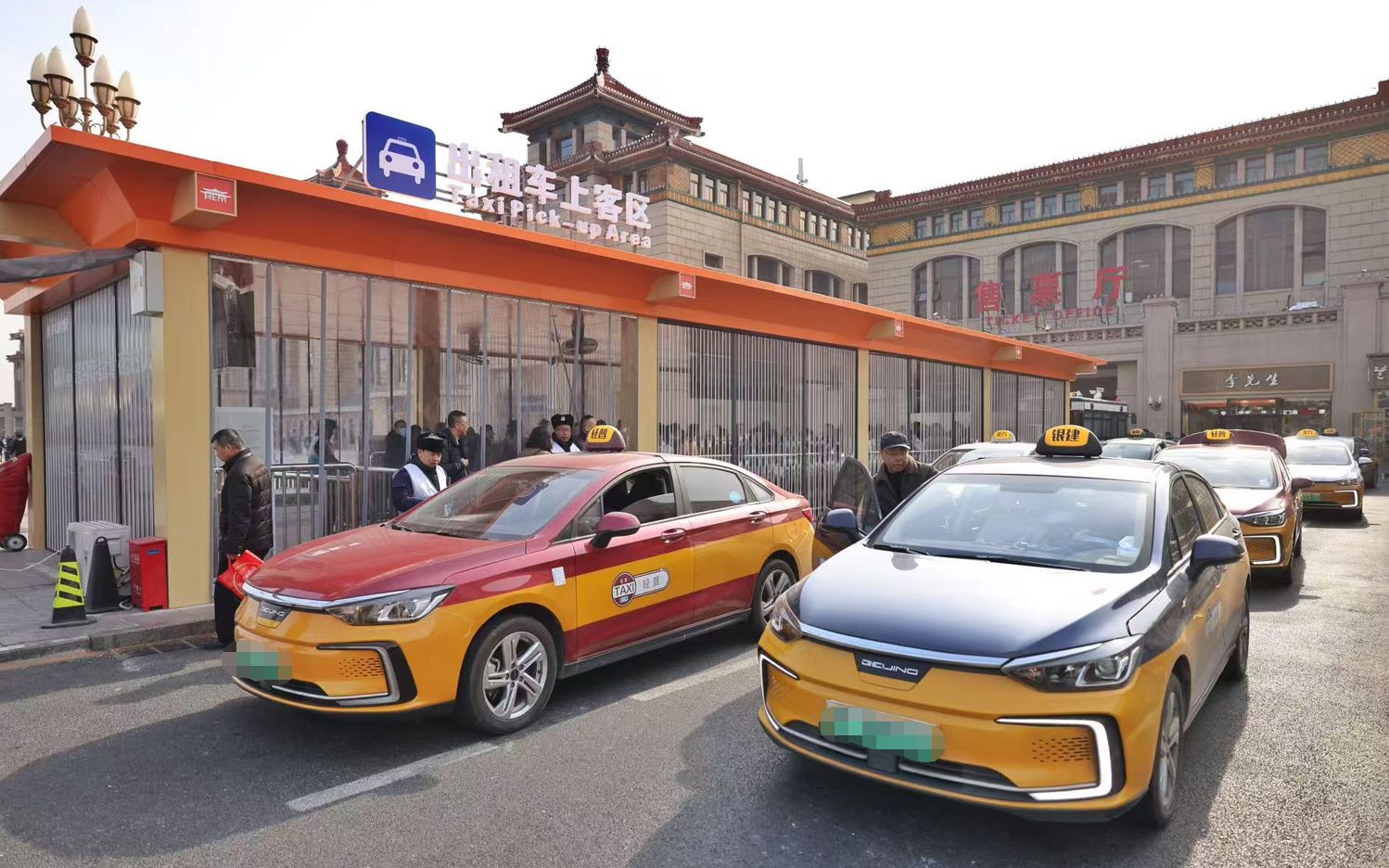 春运打车不再“冷”，北京站出租车候车区装上“暖棚”