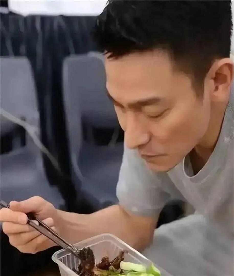 63岁刘德华晒一日三餐，网友：太狠了，难怪看起来像40岁
