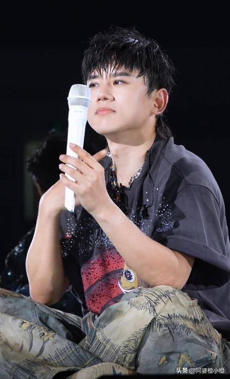 张杰演唱会突发意外,一个举动暴露他的真实人品,这就是偶像!