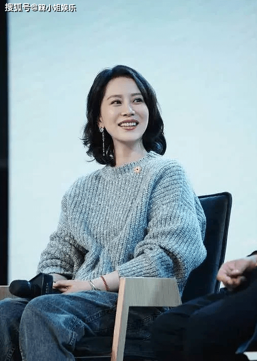 海清换发型就对了!微卷短发散发女人味,温柔知性不像“冯晓琴”