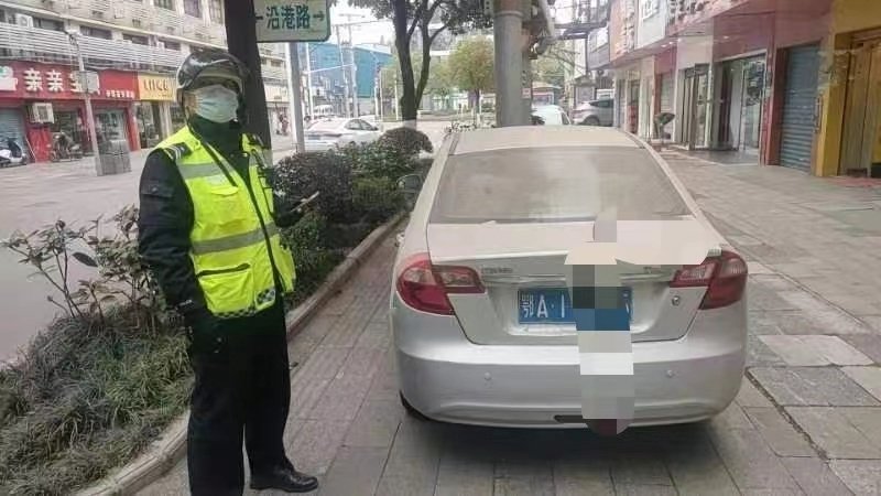 鱼目混珠!想省停车费, 燃油车挂电车绿牌被罚