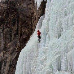 王一博冬训攀冰忘喊落冰 硬核战神秒变反差萌