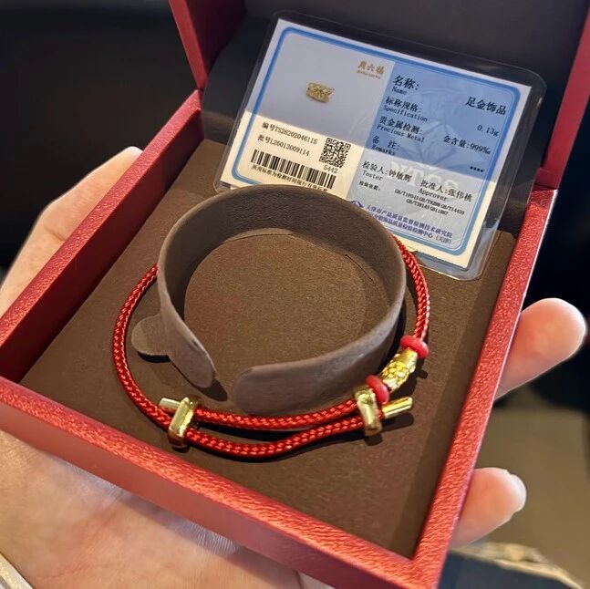 王楚然为宣传新剧送黄金，小鱼造型暗藏角色姓氏谐音，人手一份被赞大方又用心