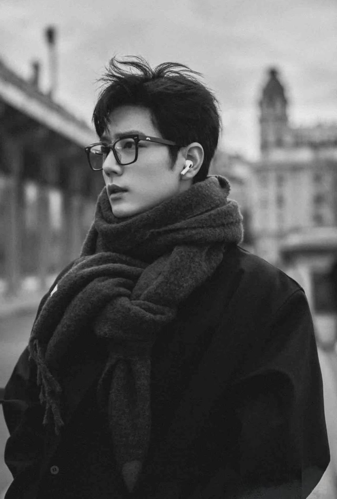 肖战迪丽热巴等明星围巾造型展现冬日氛围感