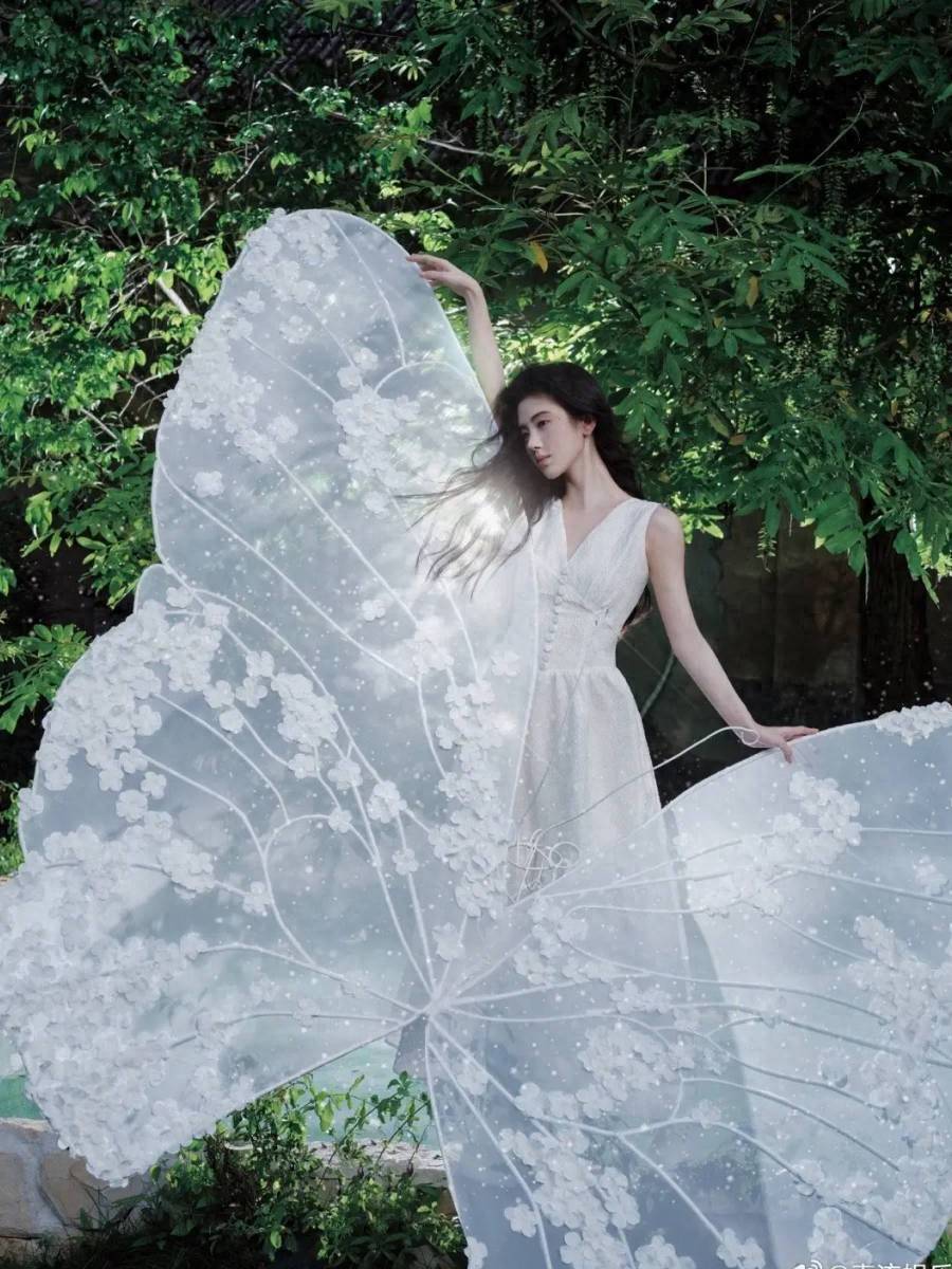 鞠婧祎变身“花仙子”,蝴蝶裙仙气四溢，长发飘逸展清冷绝美气质