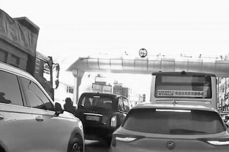 车流中穿行老人遭大货车碾轧  事发路段距过街天桥不足20米远