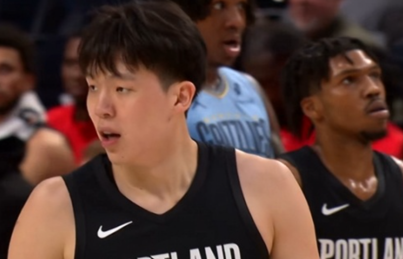 杨瀚森进常规轮换却灾难性!防守漏洞,被裁判针对,掩护确实不错