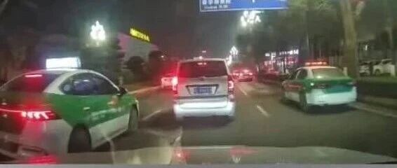 乐山街头“霸道”加塞？这名出租车司机被查处！