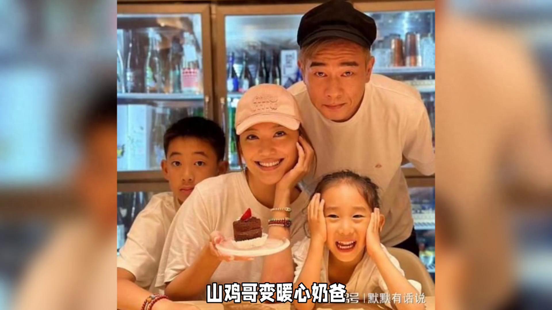 温馨一家四口欢聚一堂,共享甜蜜时光!