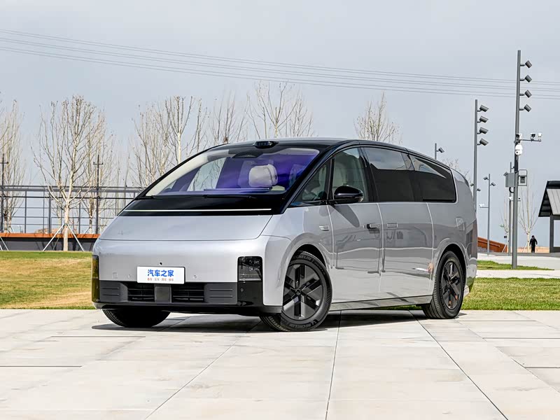 理想MEGA车型相比同级别竞品有哪些优势?