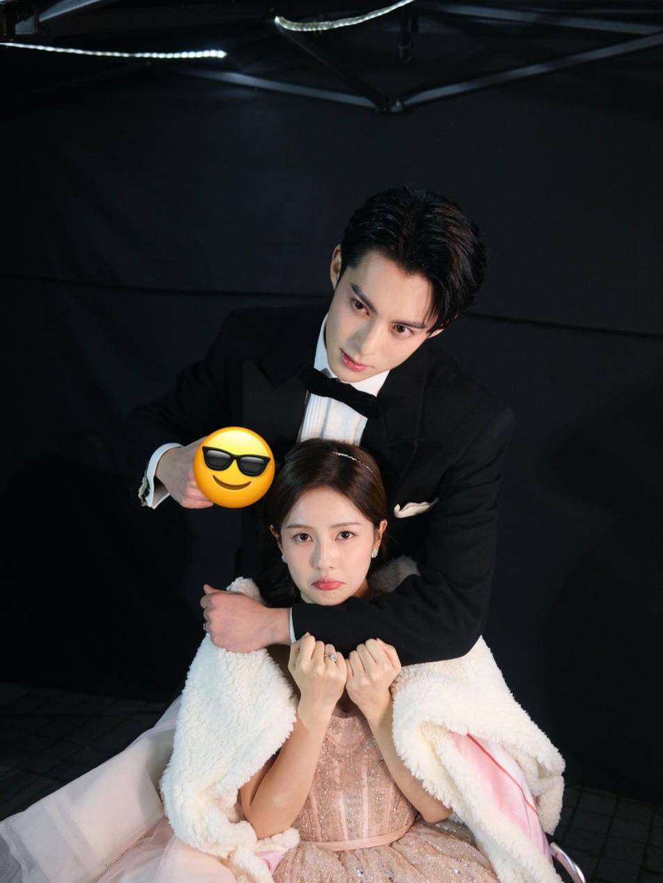 王鹤棣揭秘艺人聊天模版,幽默化解工作压力,以行动证明实力