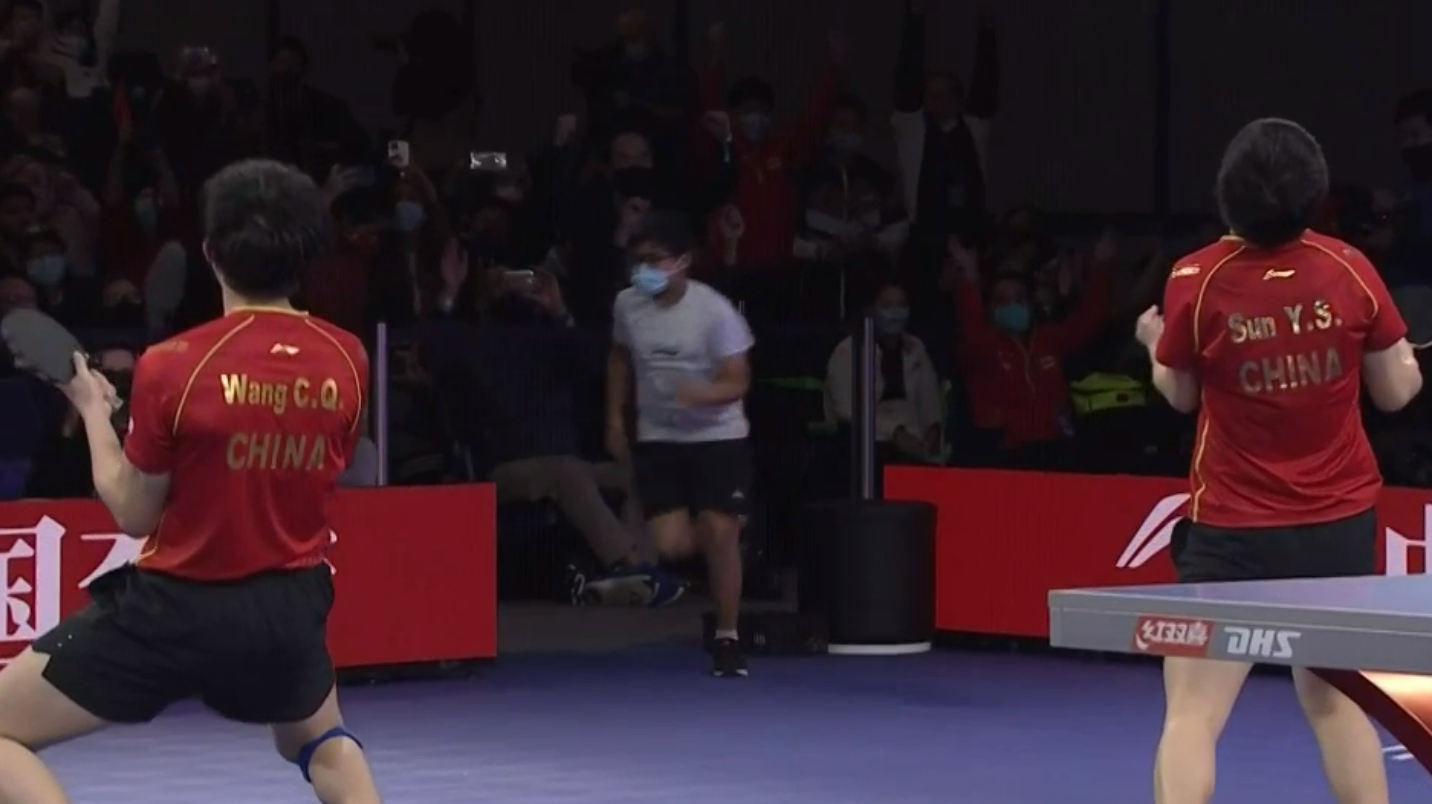 3-0KO张本智和组合夺冠!王楚钦孙颖莎同时怒吼，大头跪地狂喜