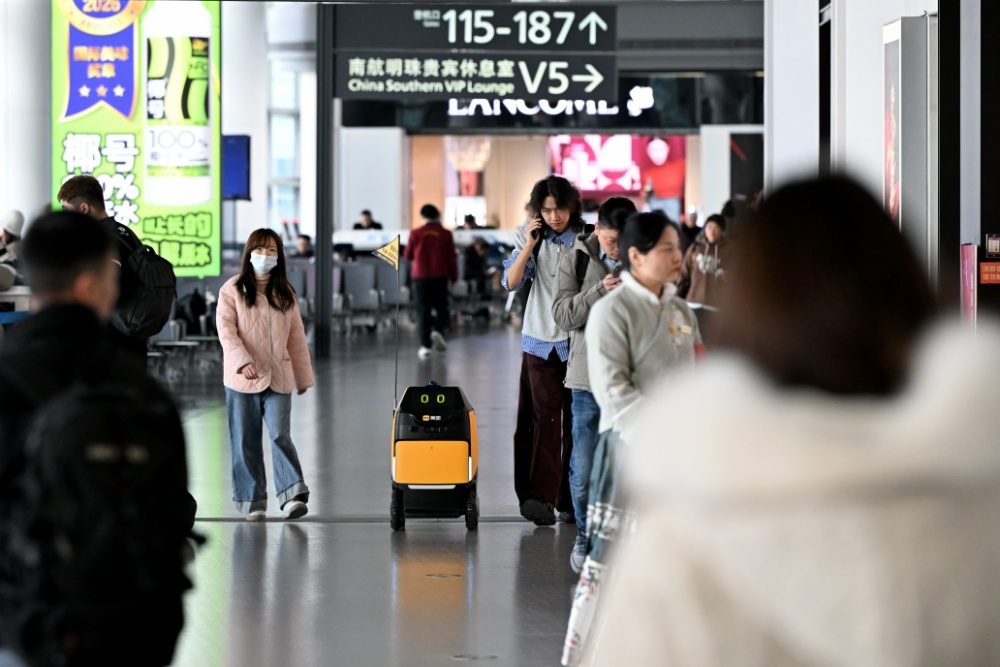 华东首家！南京机场“小黄蜂”送餐机器人上岗，机场外卖自由来了