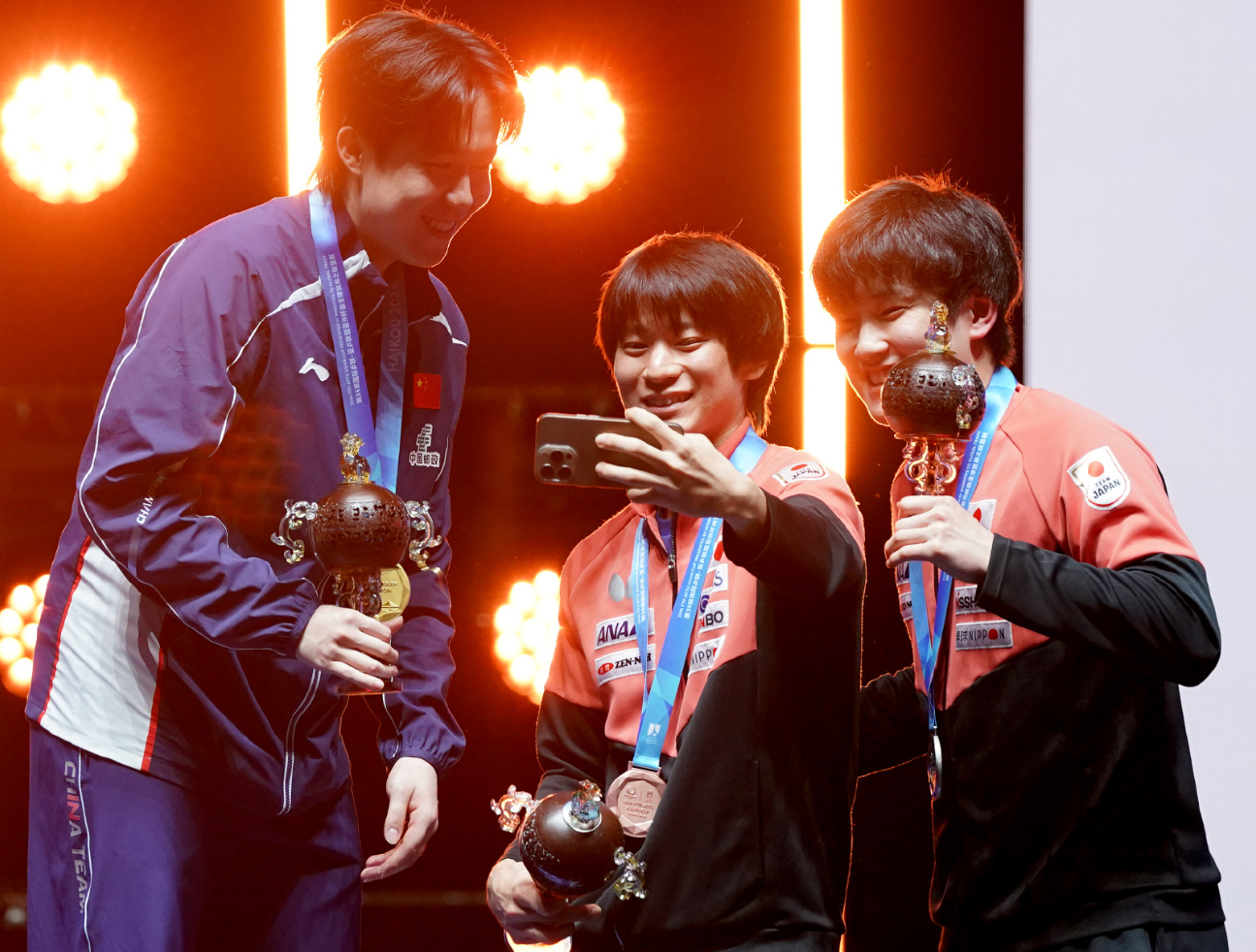 张本智和笑了!输球仍开心与王楚钦合影,张本美和败北哭成泪人