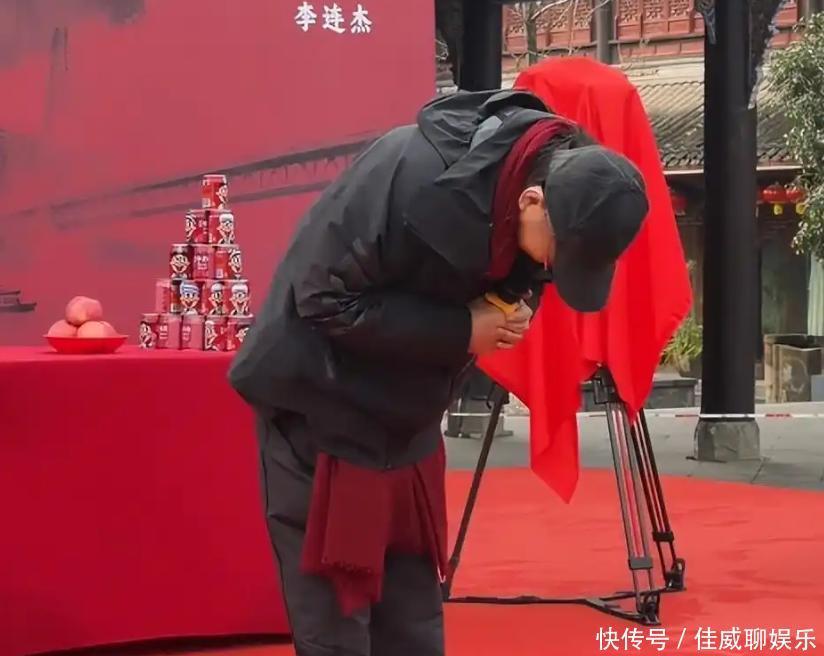 换心风波后,李连杰高调官宣自己新身份,甘愿给00后演员当配角