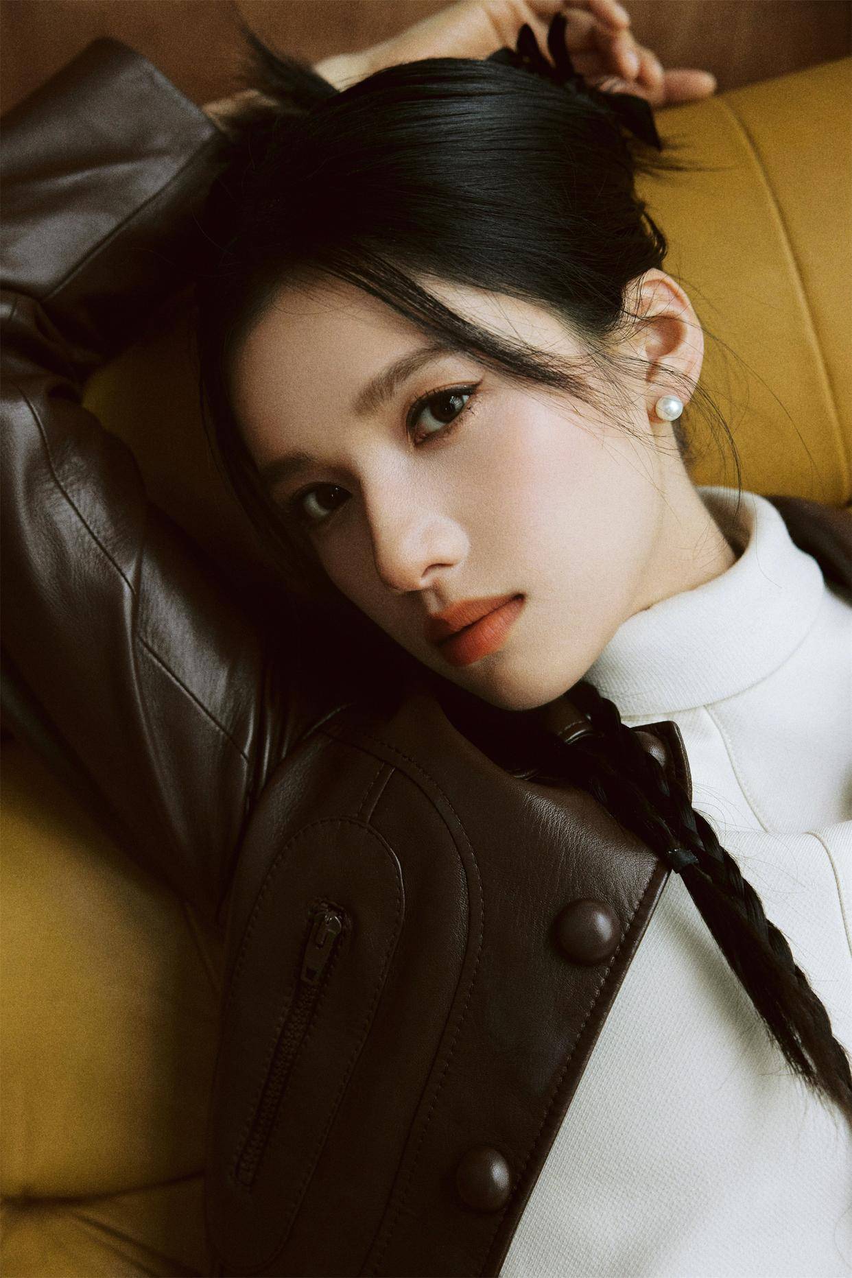 张婧仪棕色皮衣飒爽出镜!筷子腿诠释自在随性，摩登韵味拉满