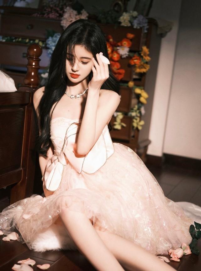 鞠婧祎穿粉色蝴蝶裙，美得像小精灵一样，又甜又嫩让人心动