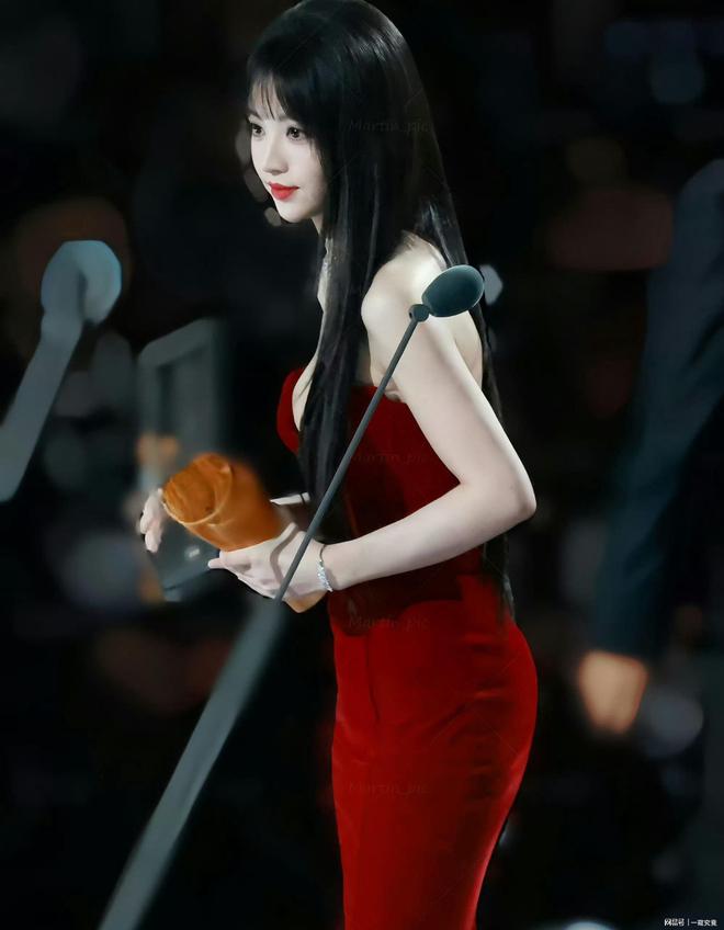 田曦薇春晚首联排，甜美引热议