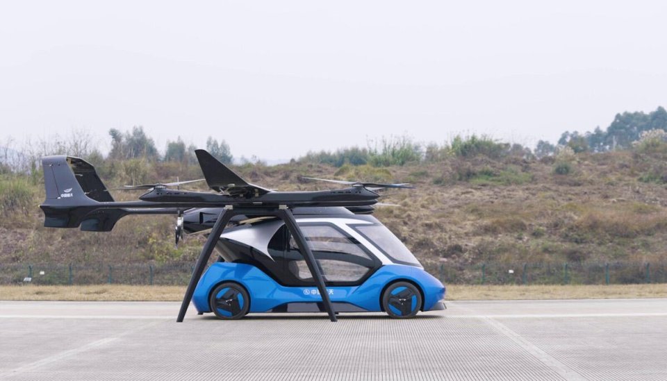 中国飞行汽车eVTOL首飞成功，陆空切换仅需几秒