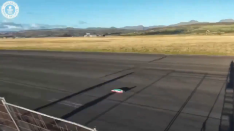 国外一兼职工程师造出世界最快遥控车，速度超F1赛车，时速达377.7公里