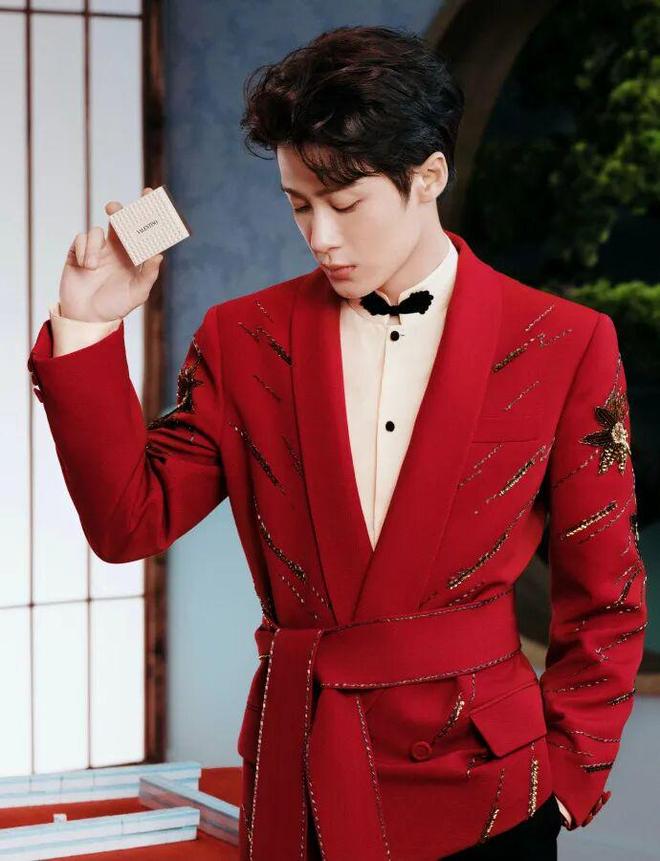 檀健次 Valentino 新年造型:红礼服焊住矜贵感,华伦公子直接上线