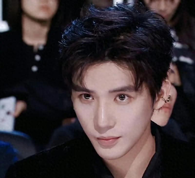 王安宇在片场晕倒那天,体重68公斤的他被质疑成纸片人,三个月减掉8公斤的代价,或许不只是数字那么简单