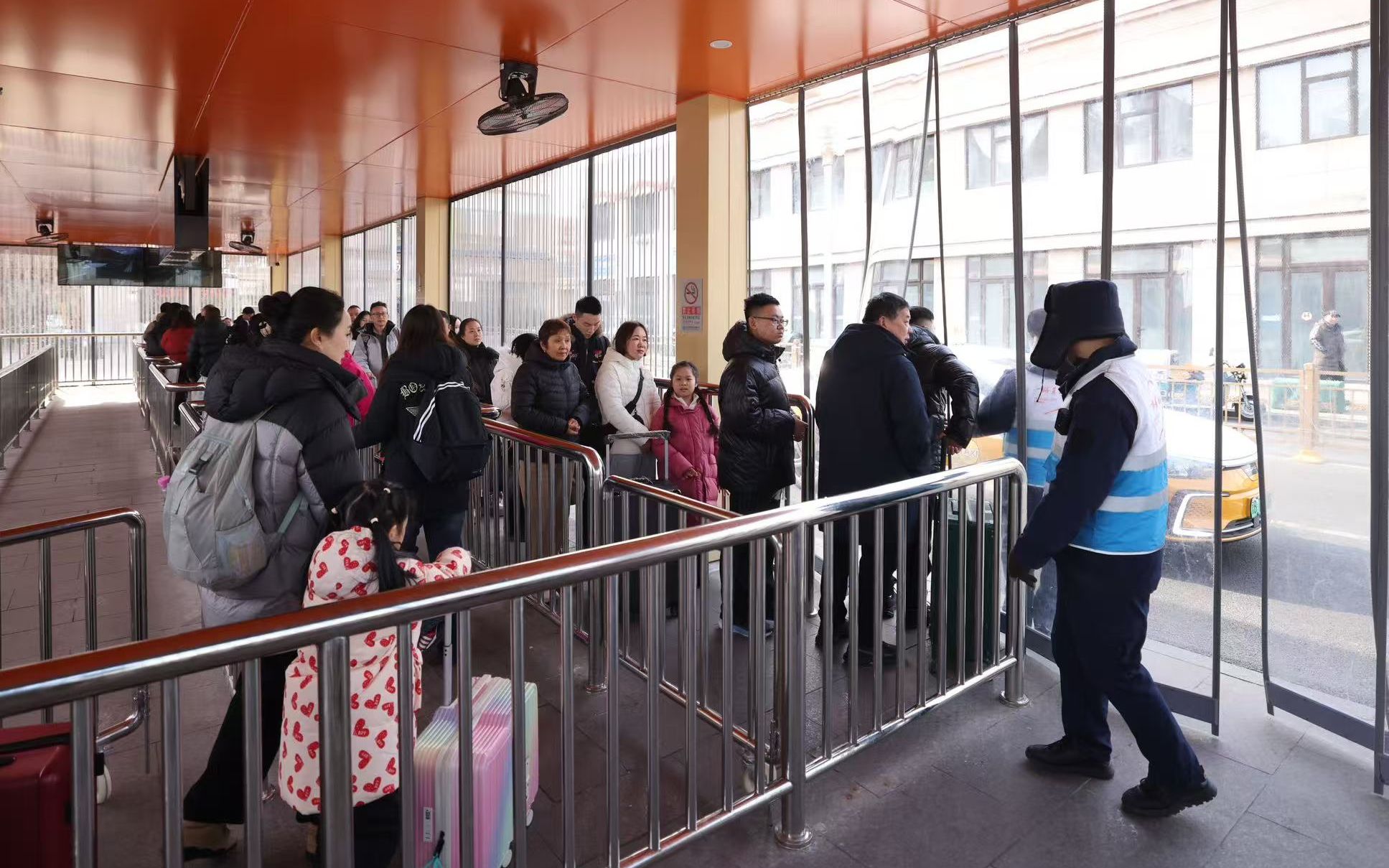 出租車候車區域內安裝了門簾和空調，保障旅客溫暖候車。新京報記者 王貴彬 攝