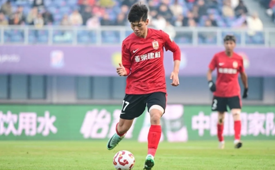 大反转！山东泰山错失U23国足主力中卫，贺一然即将加盟成都蓉城