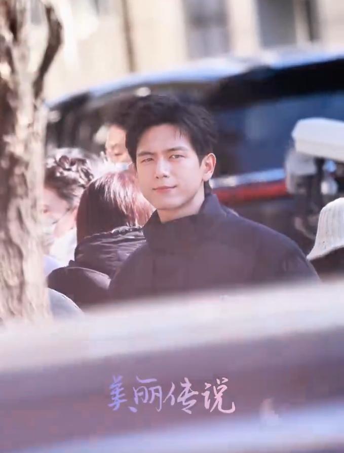 李现春晚联排近照曝光！穿棉袄红裤喝牛奶太帅，生图状态下很抗打