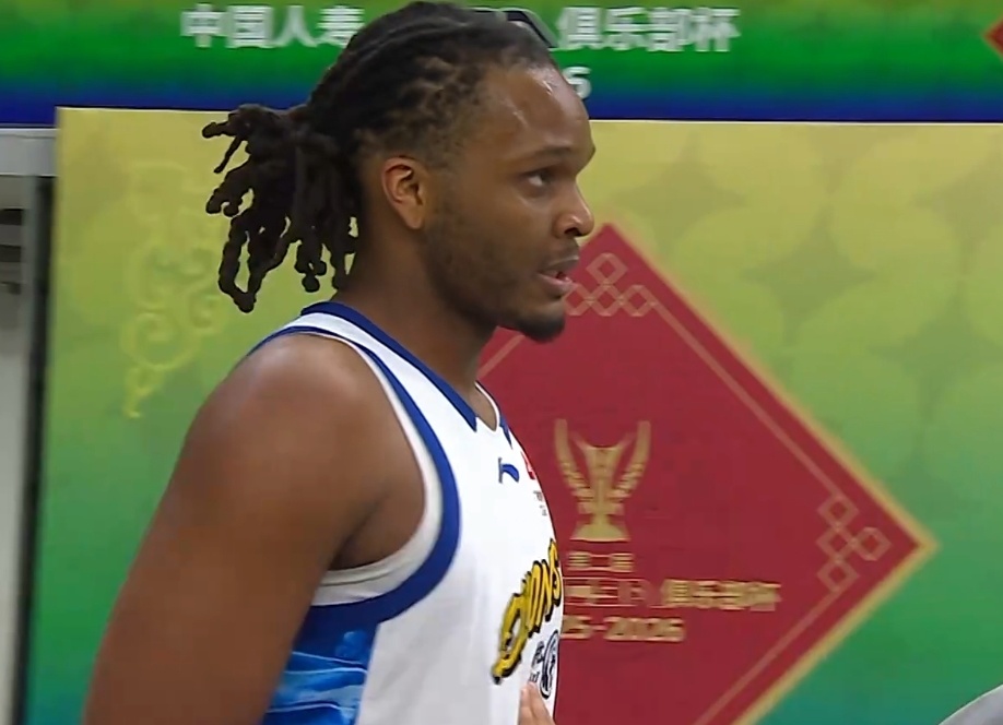 广厦男篮替补席爆发内讧：卡尔顿情绪失控对喷王博 多名队友劝阻