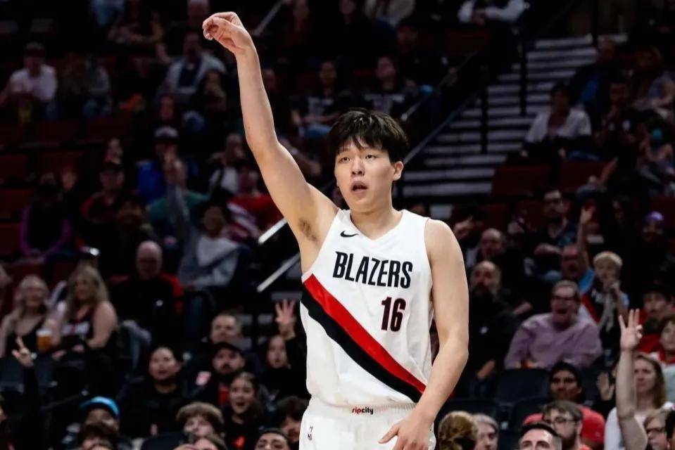 开拓者20分狂胜灰熊止连败,中国小将杨瀚森板垃圾时间3分半钟拿2分