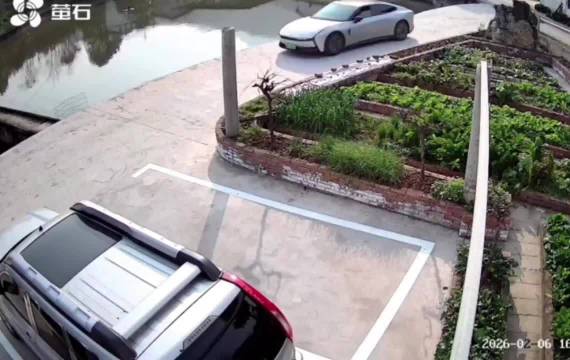 自动泊车，卡住了，还好，没掉下池塘