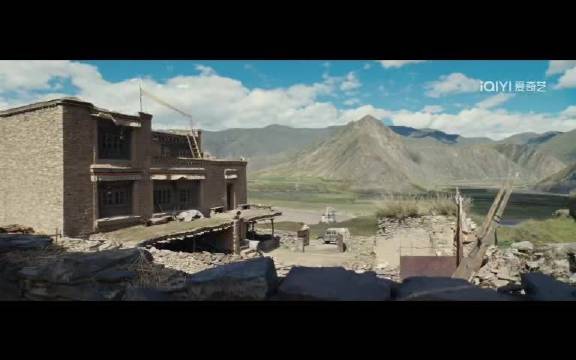 杨紫新剧首集头发全白，队友入狱队长失踪