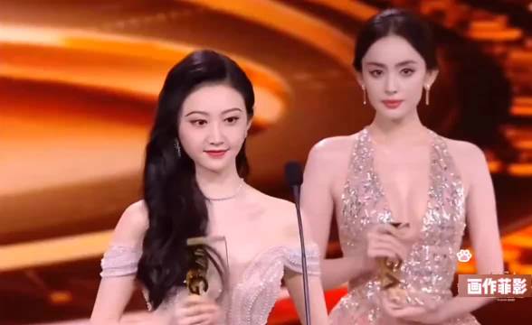 景甜本来已经算是大美女了，但站在娜扎旁边，差距还是挺明显的