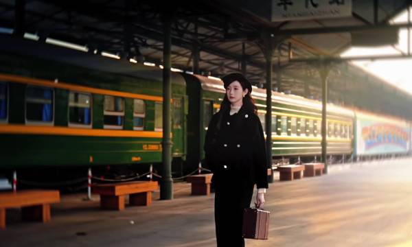 张艺凡黑色大衣造型清冷贵气似留洋归国大小姐