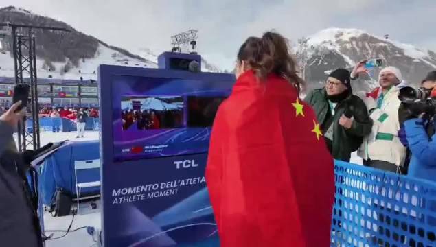 谷爱凌赛场敢拼敢闯，阳光开朗展现真我