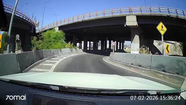 劫匪在高架上停车想要抢劫后车，视频车一个加速就把劫匪撞飞了