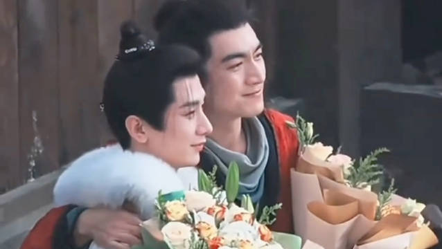 《两京十五日》杀青大吉，成毅林更新开心合影，大家辛苦了！