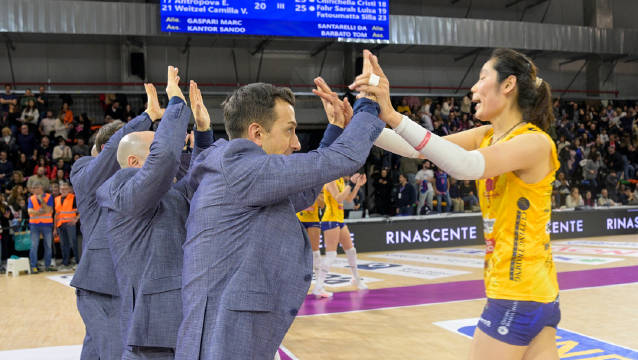 朱婷飞起来的后攻，有滞空，超帅的