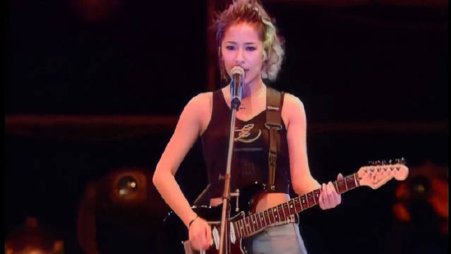 萧亚轩经典现场演唱《一个人的精彩》引发回忆